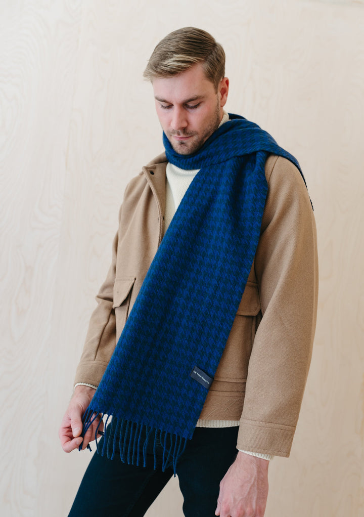 Men's Lambswool Scarf in Cobalt Houndstooth