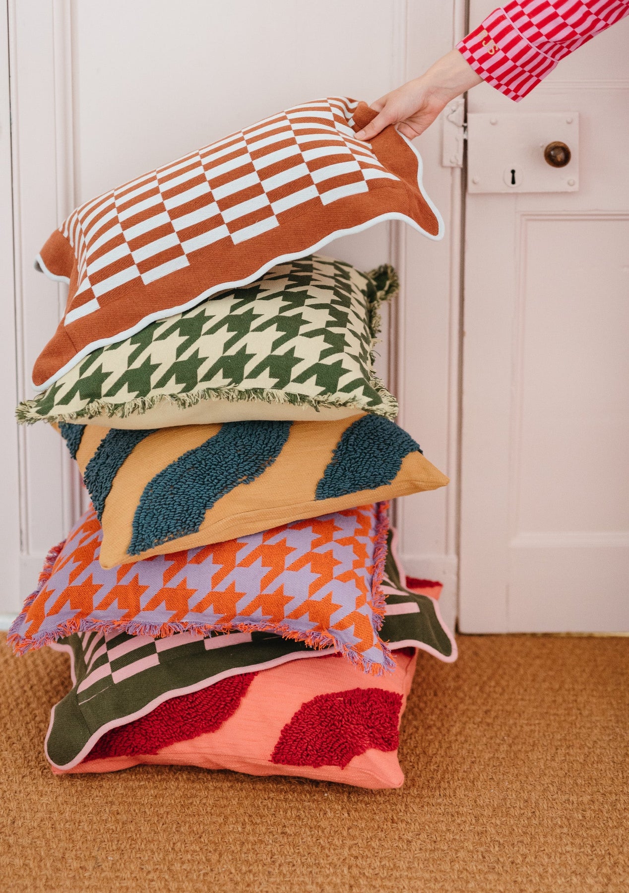 How to Mix & Match Pillow Patterns - An Edited Lifestyle