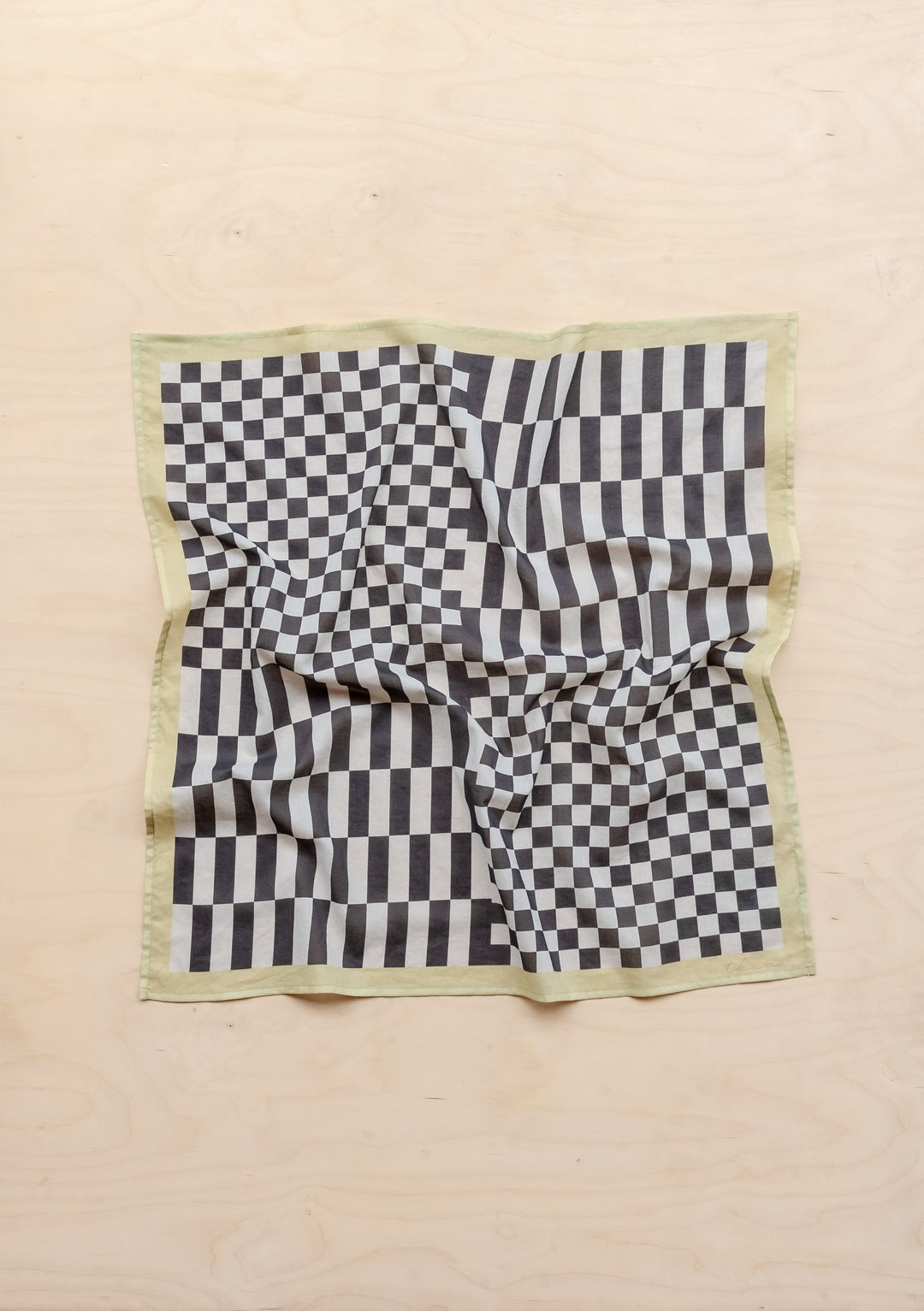 Quadratischer Baumwollschal mit schwarzem Schachbrettmuster 