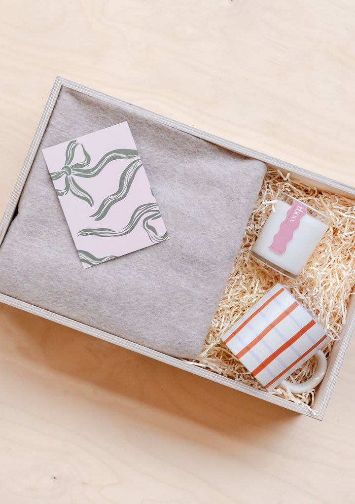 Fertige Geschenkbox mit Schal, Tasse und Kerze in Haferflocken-Melange