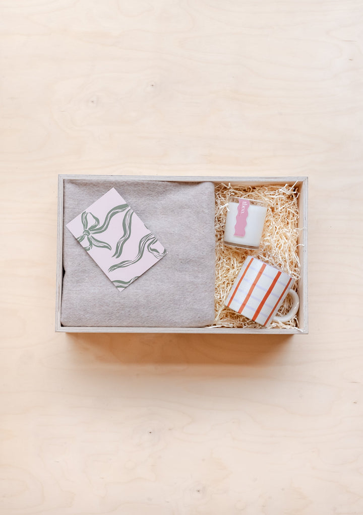 Fertige Geschenkbox mit Schal, Tasse und Kerze in Haferflocken-Melange