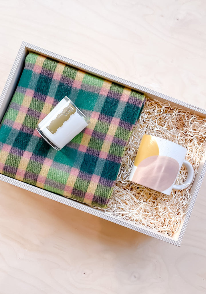 Fertige Geschenkbox mit Schal, Tasse und Kerze in Limettengrün mit Multi-Check