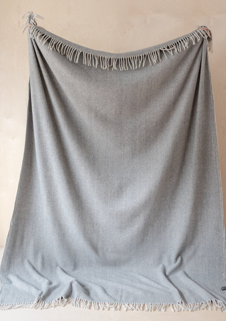 Recycled Wool Extra Large Blanket in Charcoal Grey Herringbone
