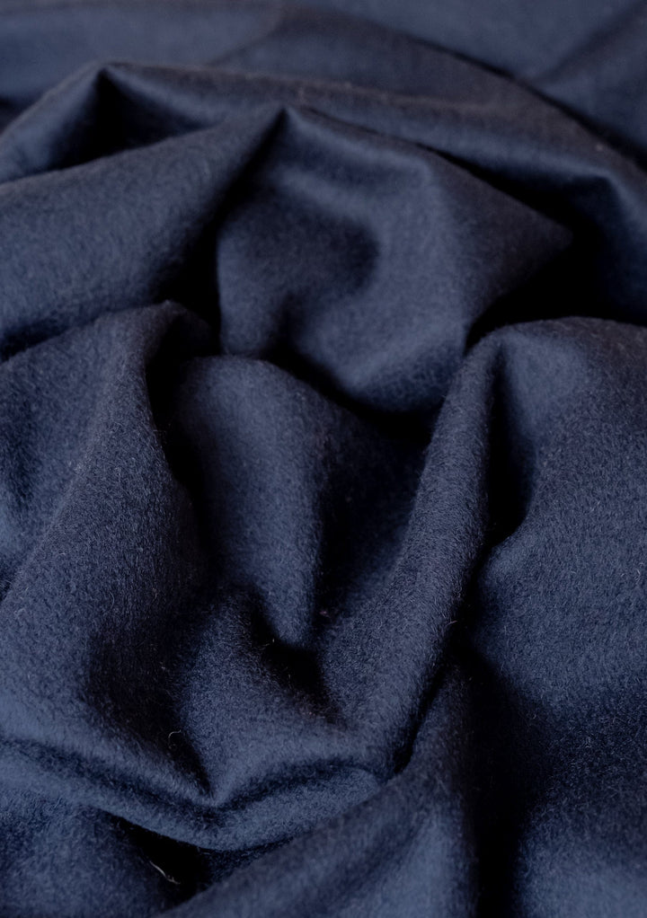 Écharpe couverture en laine d'agneau en bleu marine
