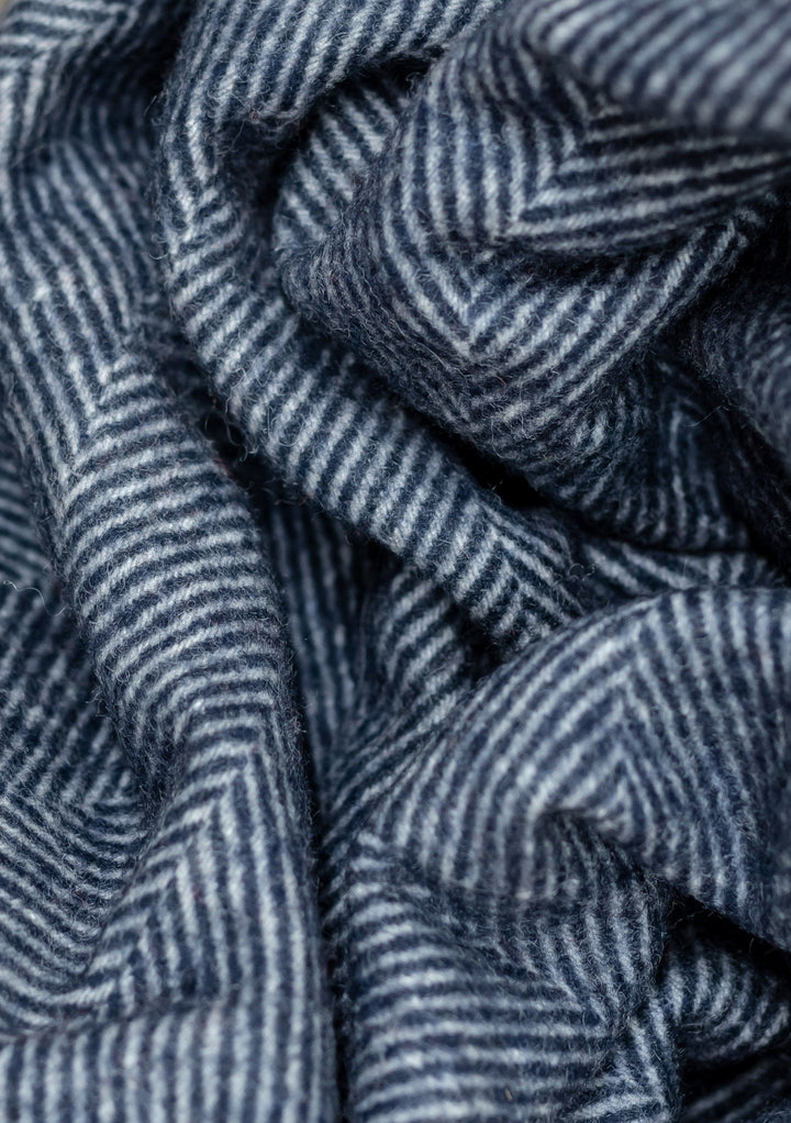 Extra große Decke aus recycelter Wolle mit marineblauem Fischgrätenmuster