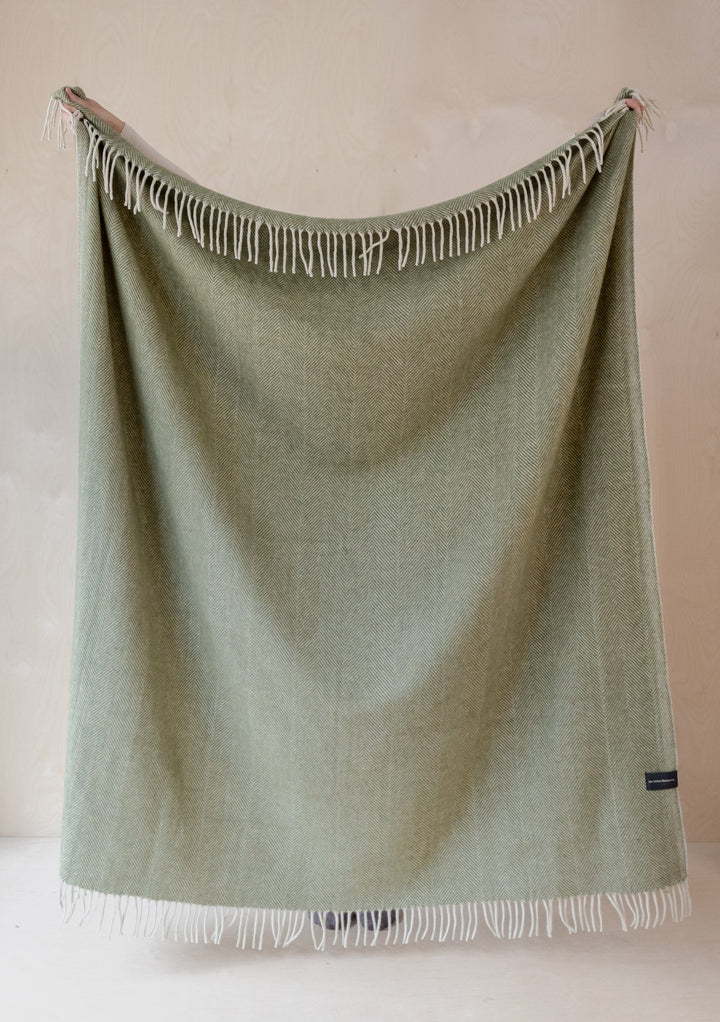 Decke aus recycelter Wolle mit olivfarbenem Fischgrätenmuster