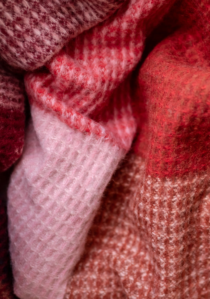 Couverture en laine recyclée à carreaux gaufrés aux baies