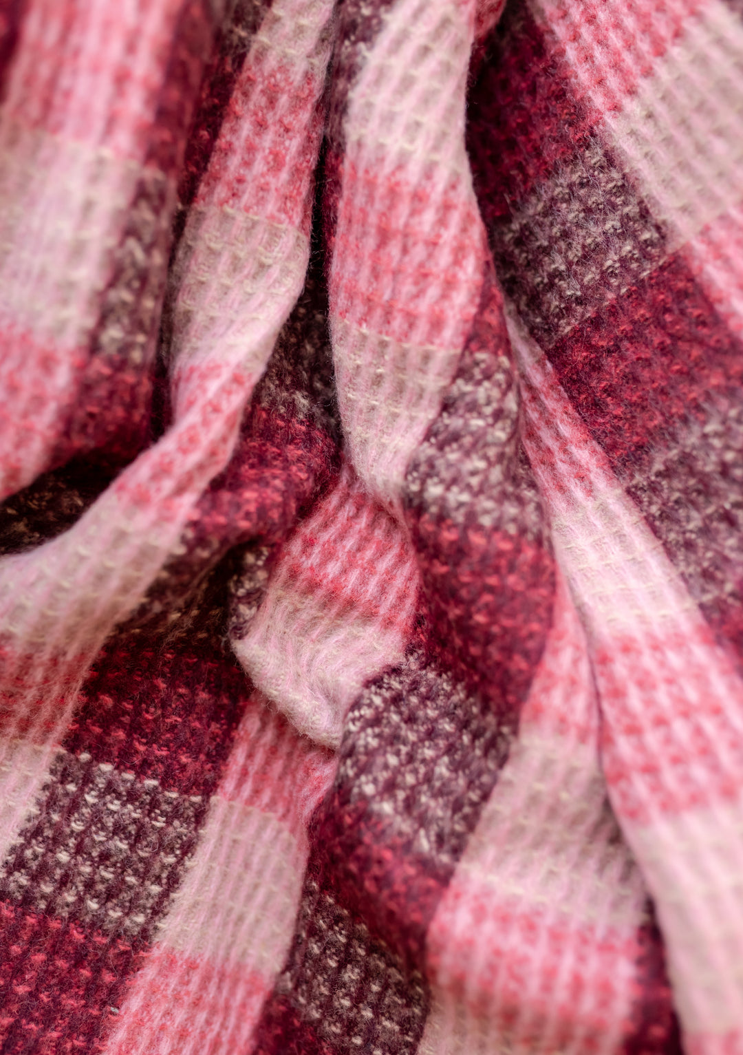 Decke aus recycelter Wolle in rosa Waffel-Gingham