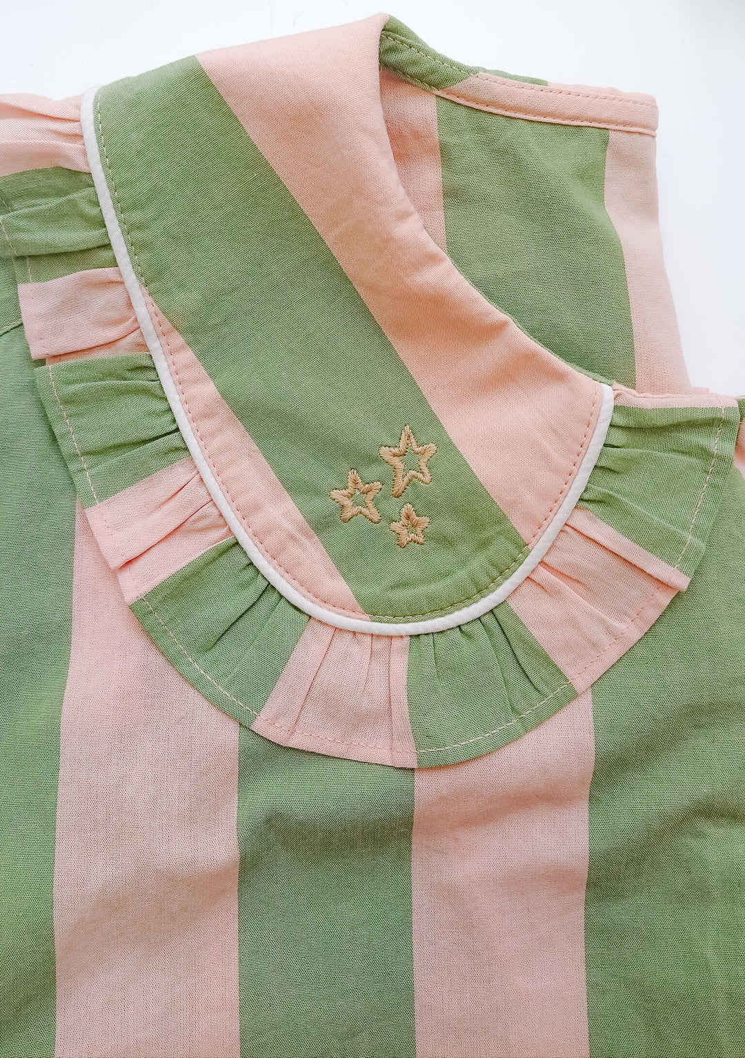 Baumwollpyjama mit grünen Streifen