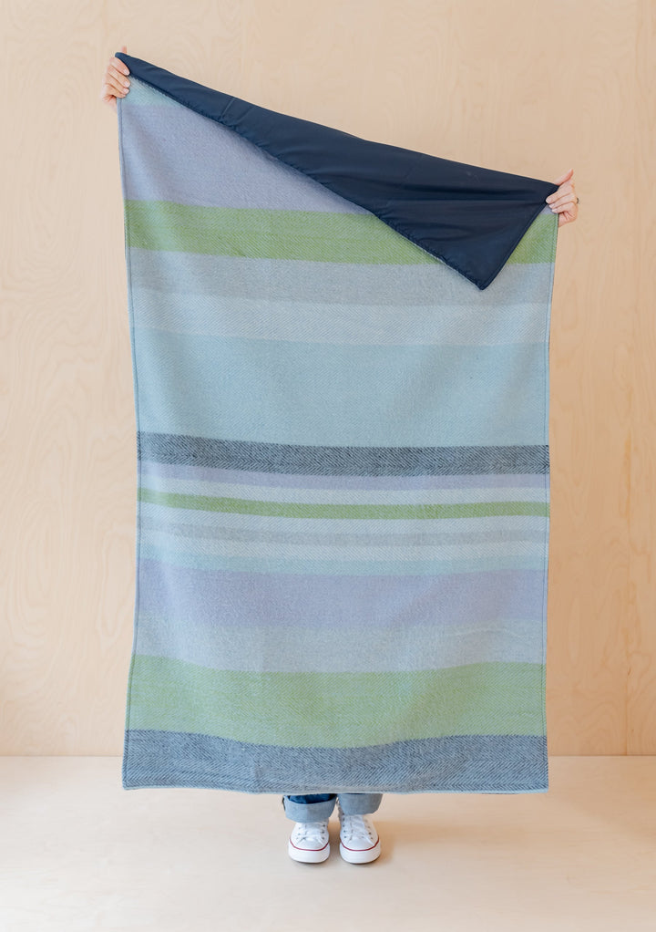Petite couverture de pique-nique en laine recyclée à rayures bleues