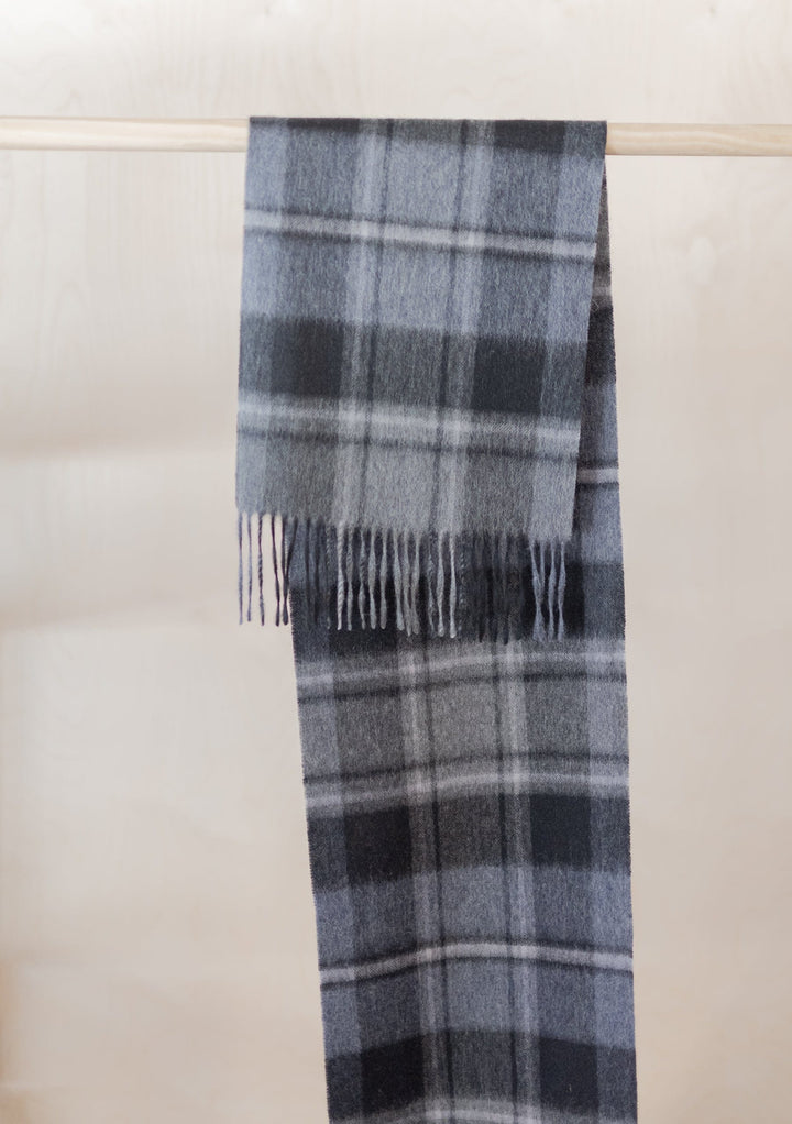 Herrenschal aus Lammwolle in Macrae Grey Tartan