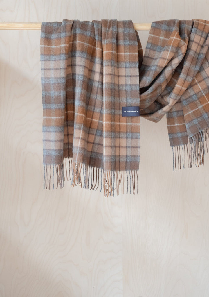 Deckenschal aus Lammwolle in Buchanan Natural Tartan