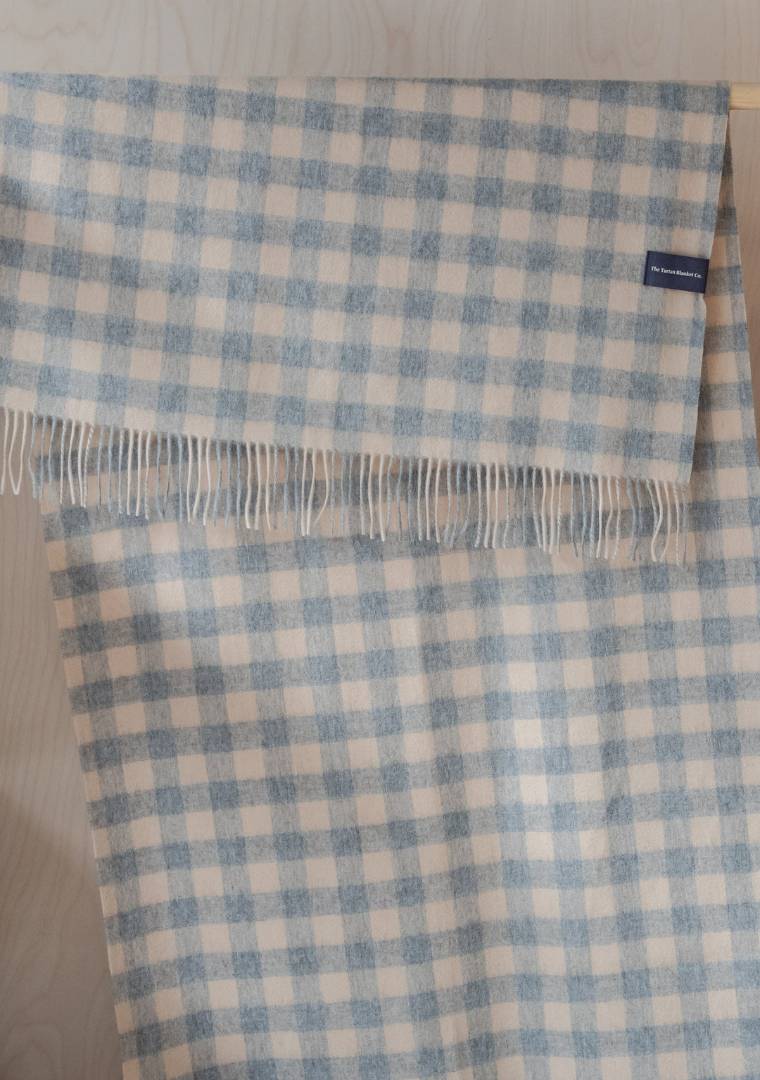 Schal aus Lammwolle in Grau und Sand mit Gingham-Muster