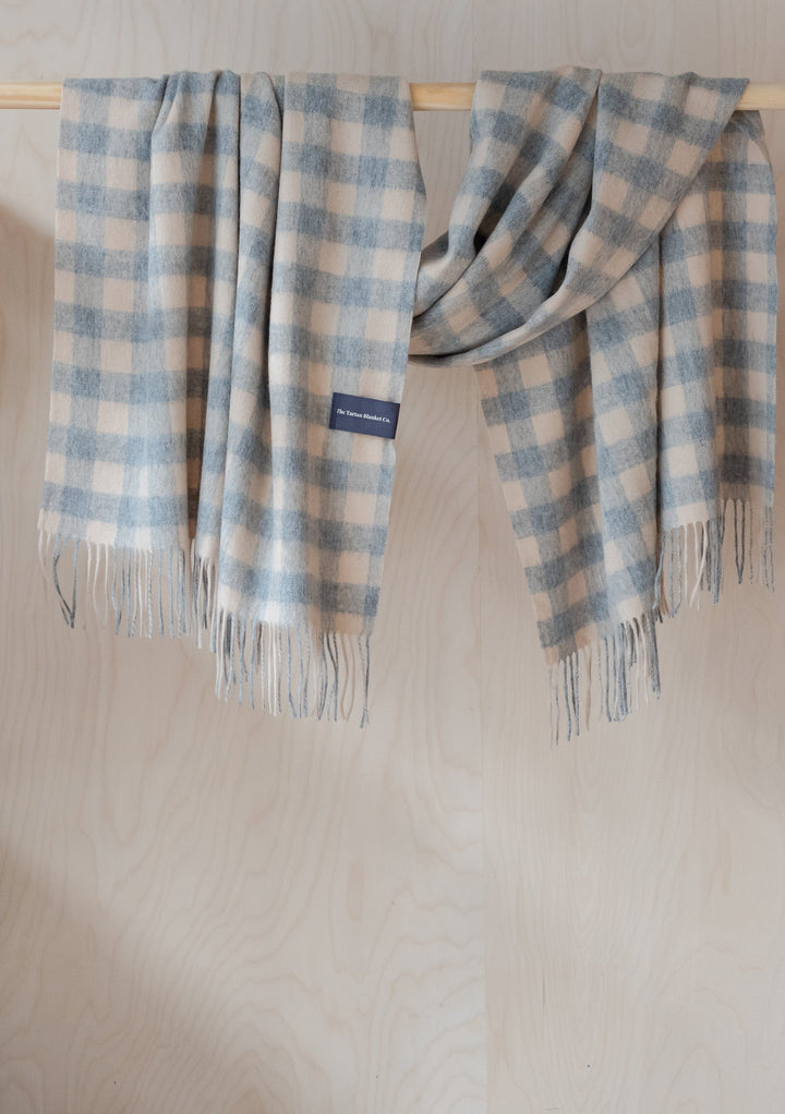 Schal aus Lammwolle in Grau und Sand mit Gingham-Muster