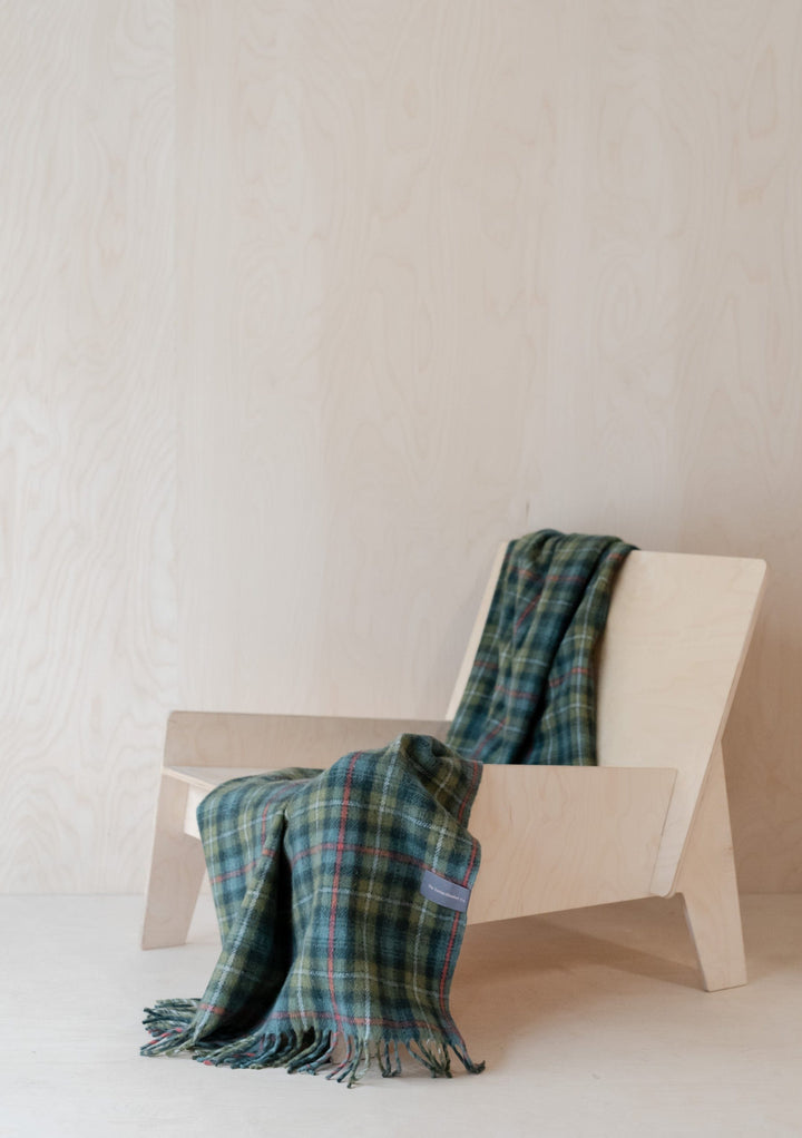 Kleine Decke aus recycelter Wolle in Mackenzie Weathered Tartan