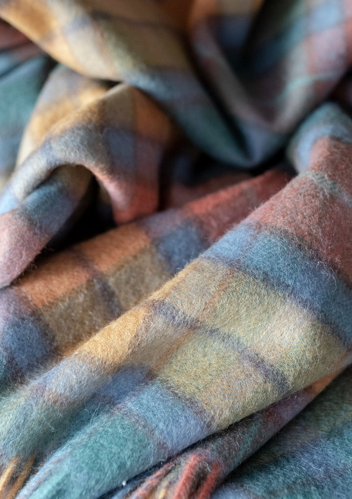 Écharpe de couverture en laine d’agneau en tartan antique de Buchanan