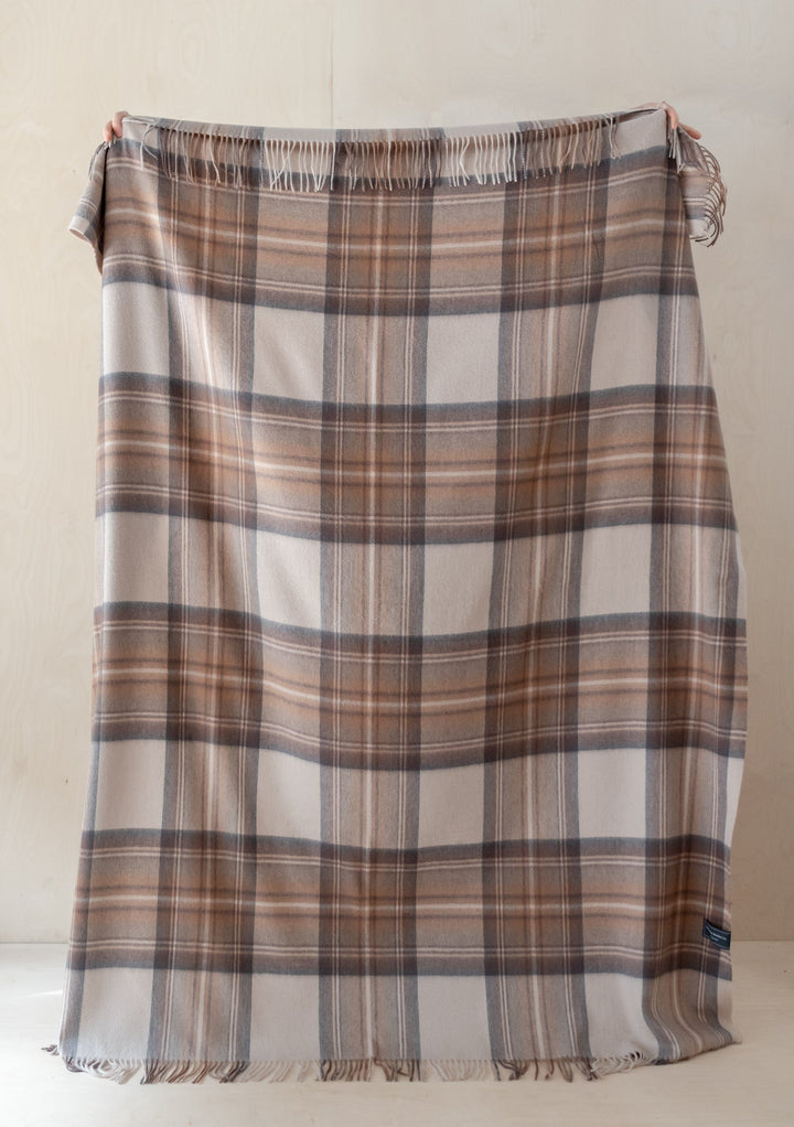 Couverture en laine d'agneau en tartan Stewart Natural Dress