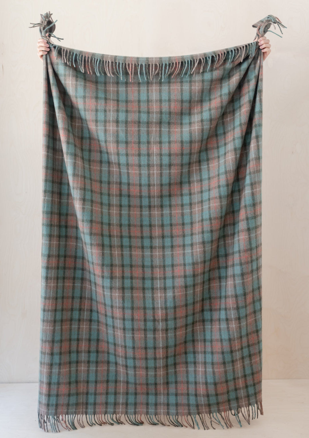 Decke aus recycelter Wolle in Fraser Hunting Weathered Tartan