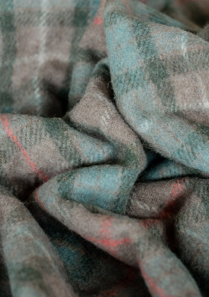Petite couverture en laine recyclée dans le tartan patiné de chasse Fraser