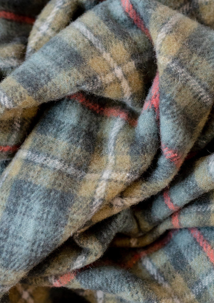 Decke aus recycelter Wolle in Mackenzie Weathered Tartan