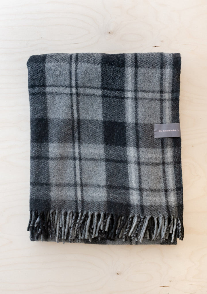 Decke aus recycelter Wolle in Macrae Grey Tartan