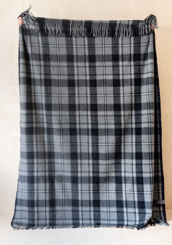 Decke aus recycelter Wolle in Macrae Grey Tartan