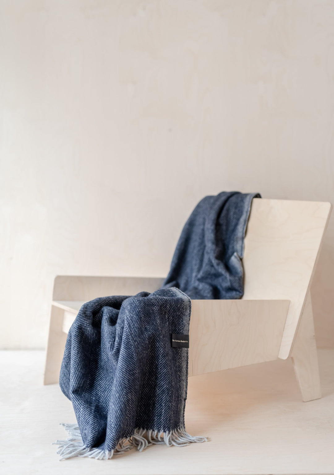 Vente d'échantillons Petite couverture en laine recyclée à chevrons bleu marine